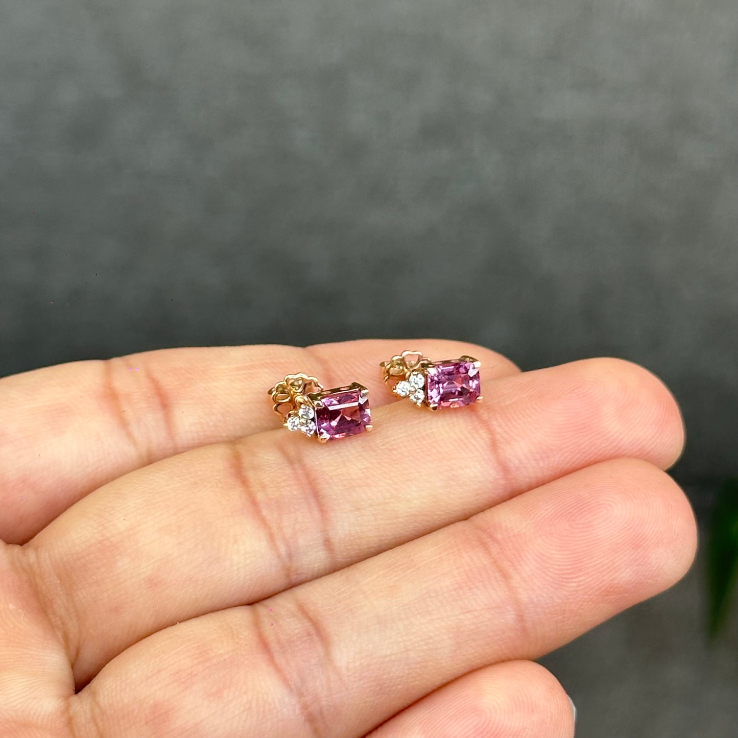 Boucles d'oreilles rectangulaires en spinelle rose et moissanite sur monture en or rose 14 carats