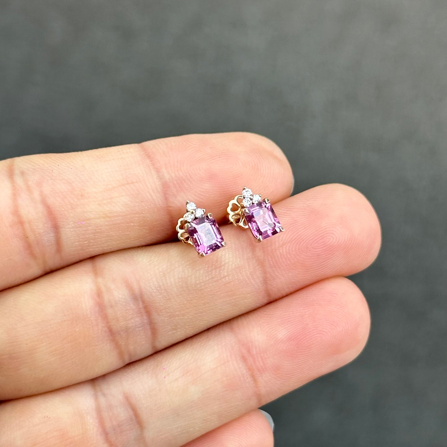 Boucles d'oreilles rectangulaires en spinelle rose et moissanite sur monture en or rose 14 carats