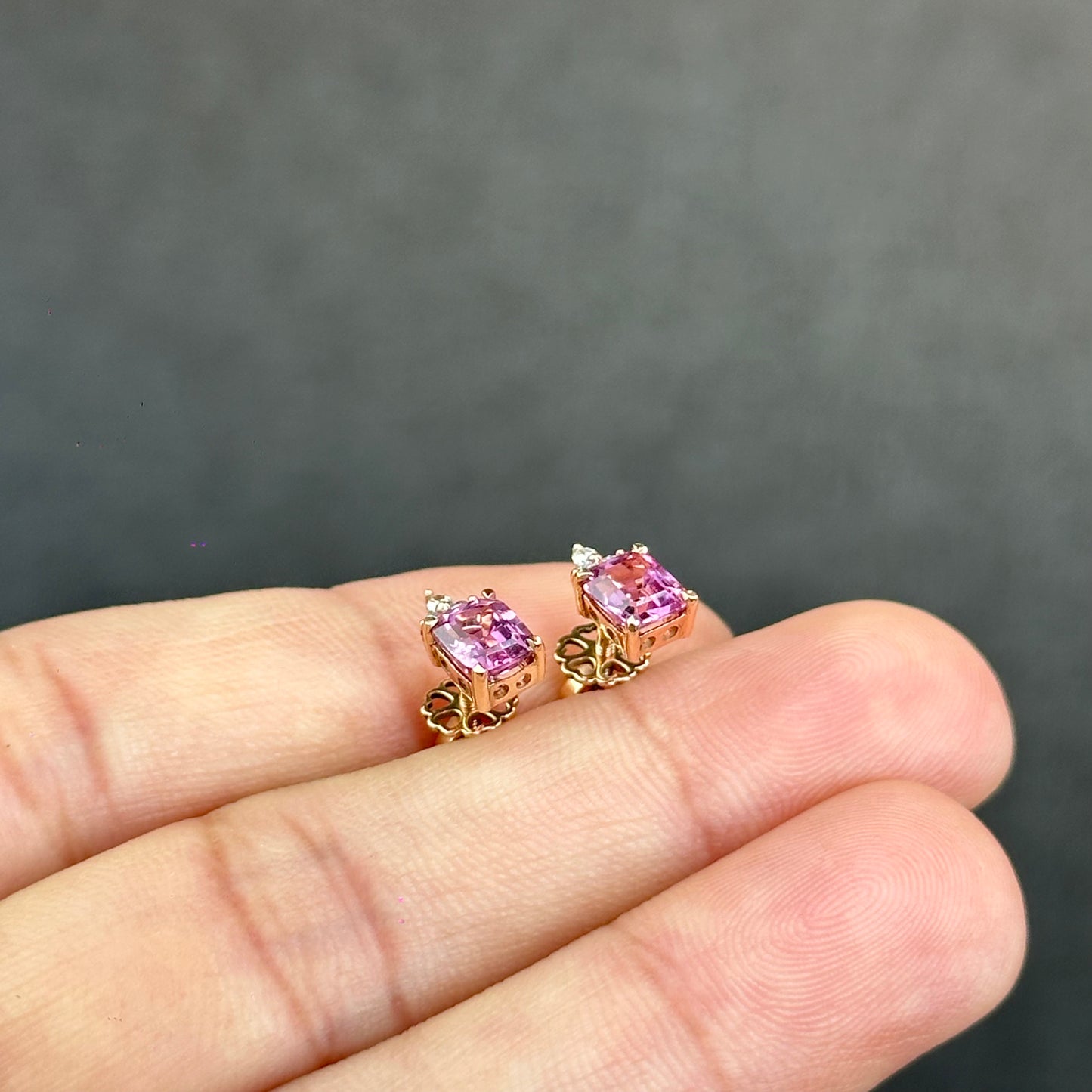 Boucles d'oreilles rectangulaires en spinelle rose et moissanite sur monture en or rose 14 carats