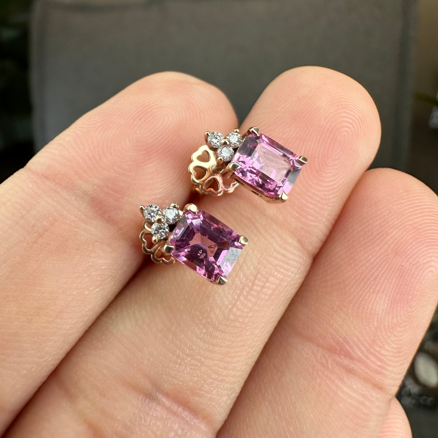 Boucles d'oreilles rectangulaires en spinelle rose et moissanite sur monture en or rose 14 carats