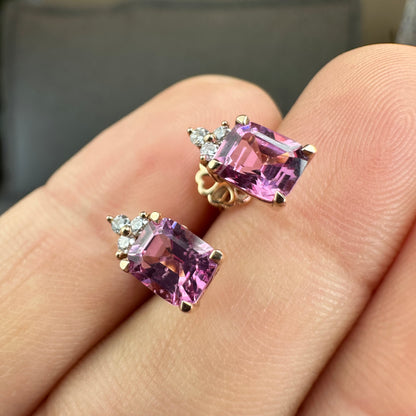 Boucles d'oreilles rectangulaires en spinelle rose et moissanite sur monture en or rose 14 carats