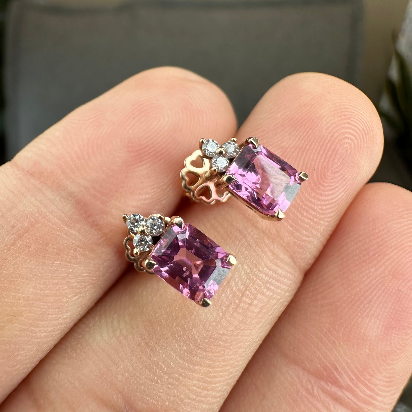 Boucles d'oreilles rectangulaires en spinelle rose et moissanite sur monture en or rose 14 carats