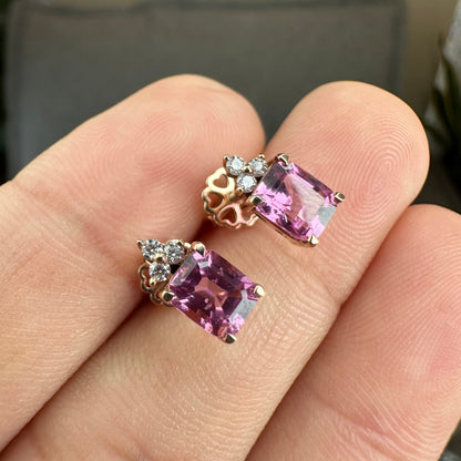 Boucles d'oreilles rectangulaires en spinelle rose et moissanite sur monture en or rose 14 carats