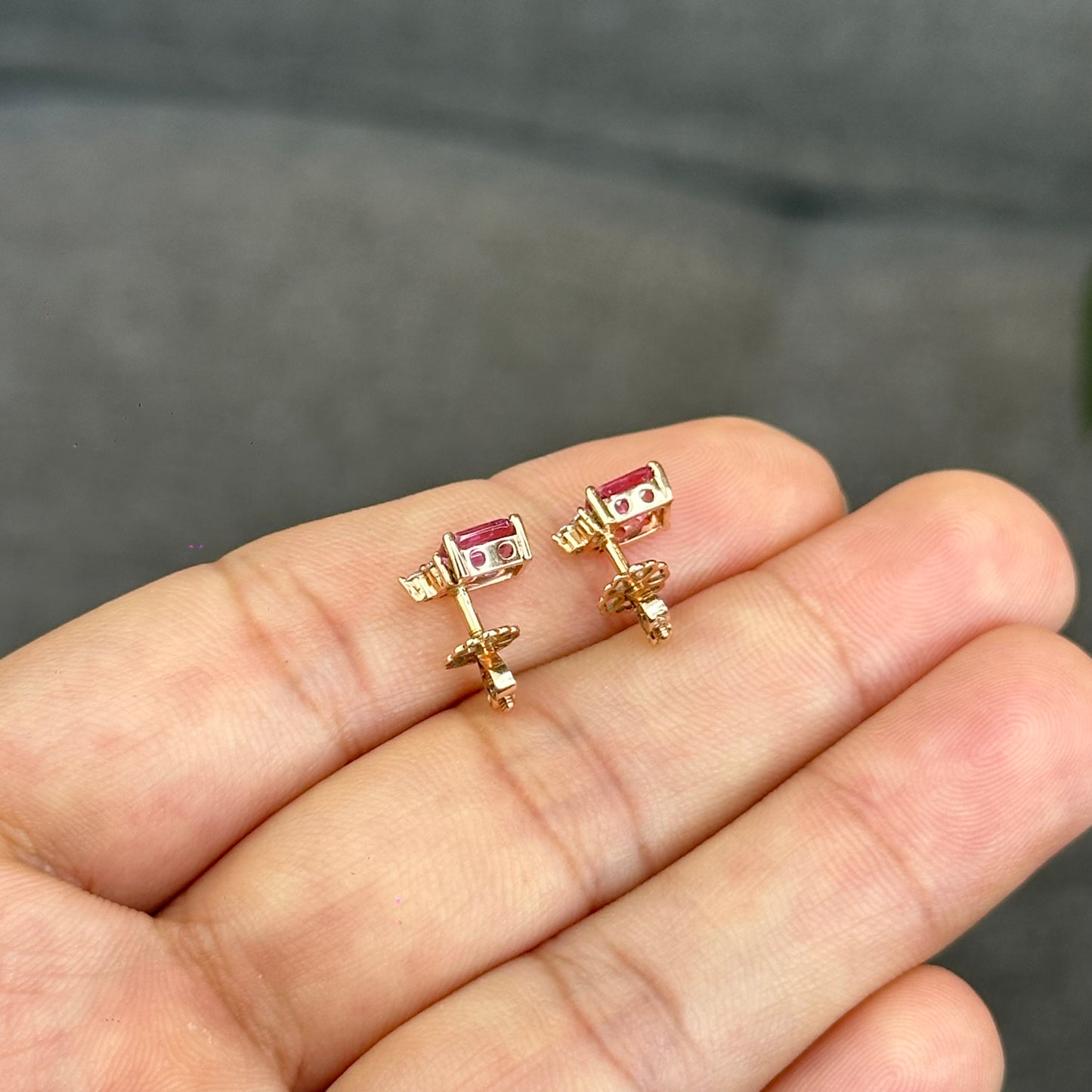 Boucles d'oreilles rectangulaires en spinelle rose et moissanite sur monture en or rose 14 carats