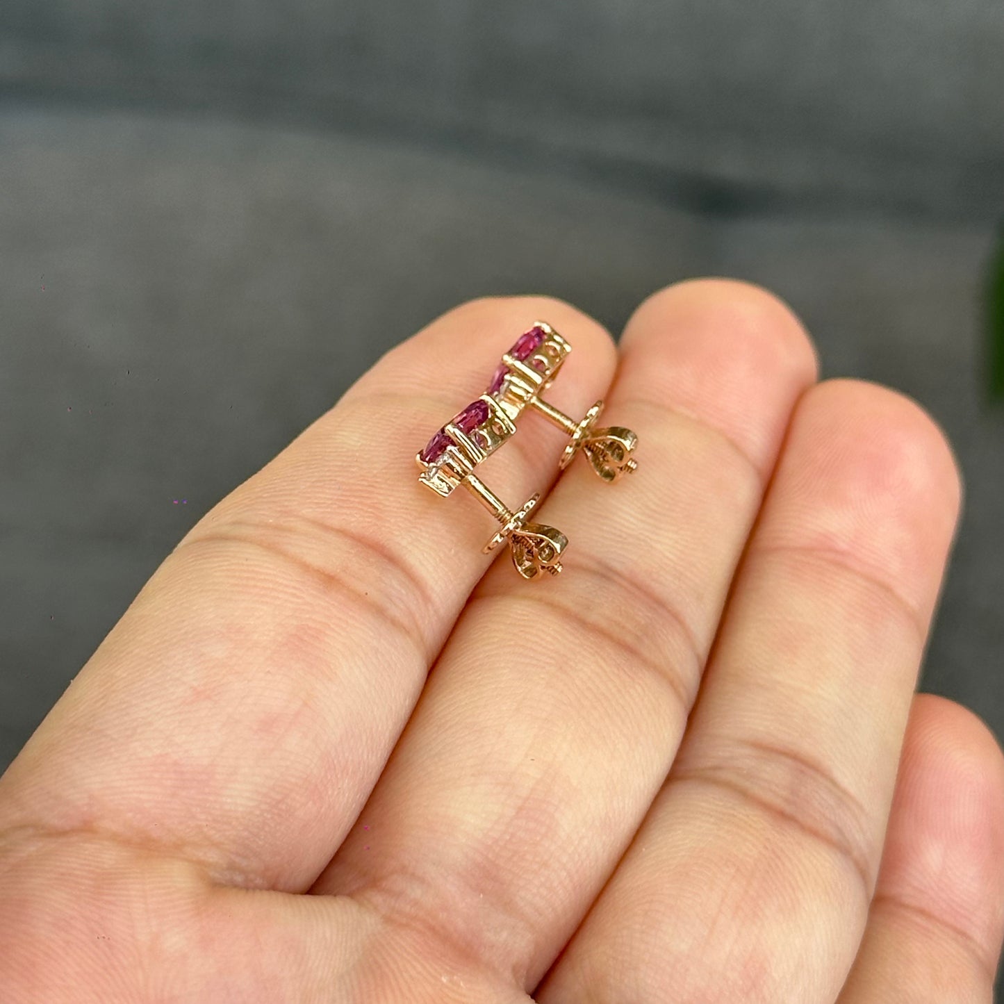 Boucles d'oreilles rectangulaires en spinelle rose et moissanite sur monture en or rose 14 carats