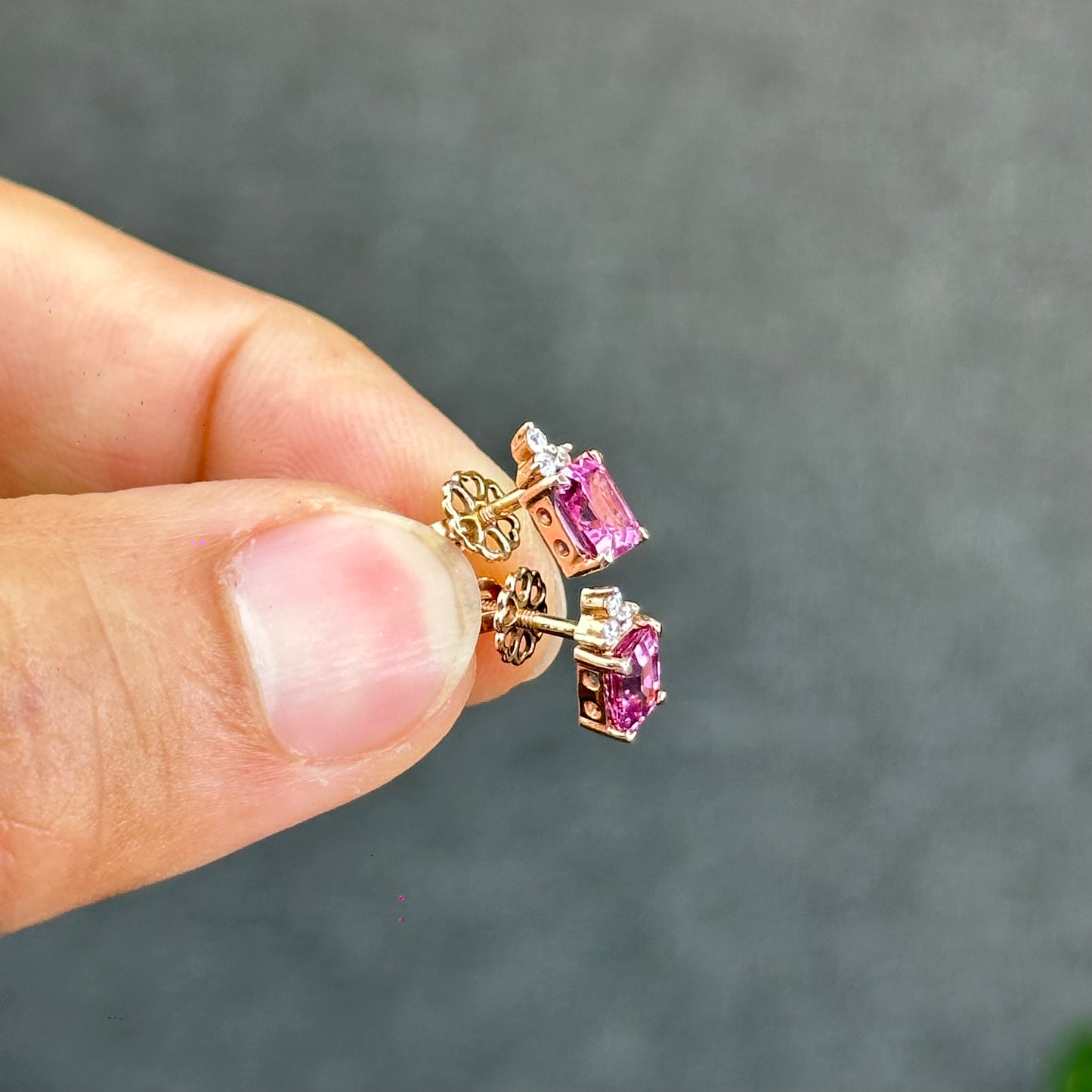 Boucles d'oreilles rectangulaires en spinelle rose et moissanite sur monture en or rose 14 carats