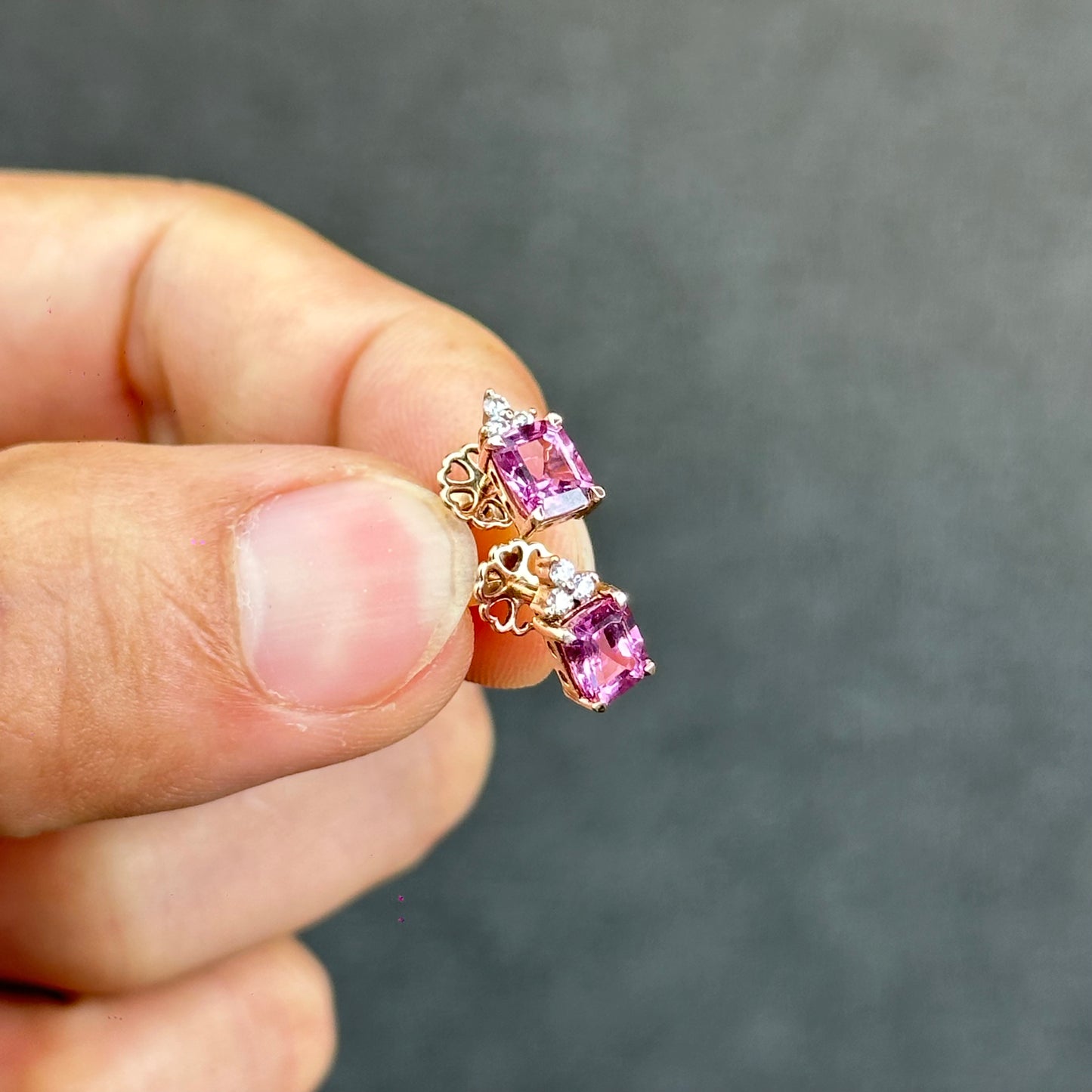 Boucles d'oreilles rectangulaires en spinelle rose et moissanite sur monture en or rose 14 carats