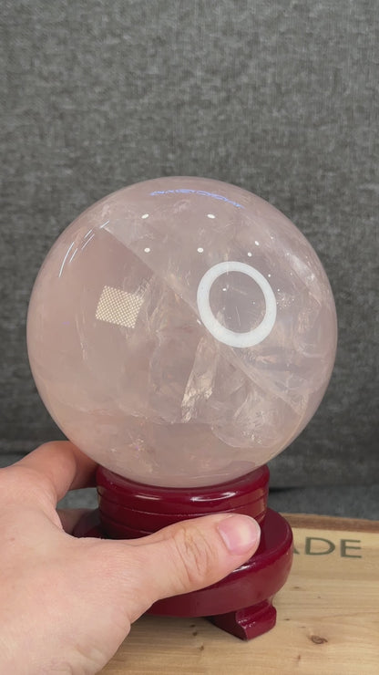 Sphère de quartz rose avec support