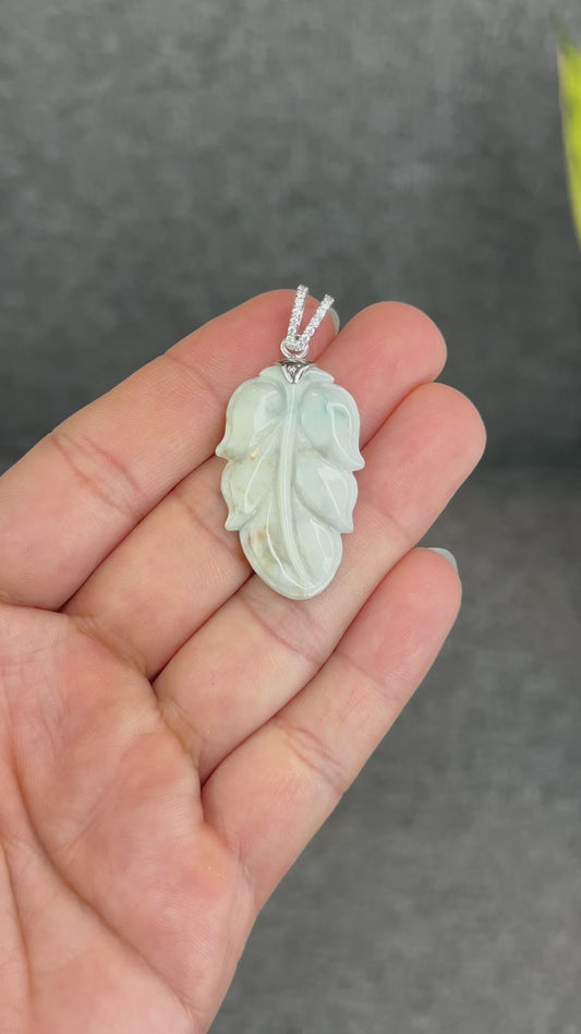 Pendentif en jade de jadéite à feuilles vert clair floral, or blanc 10 carats avec crochet en pierre blanche